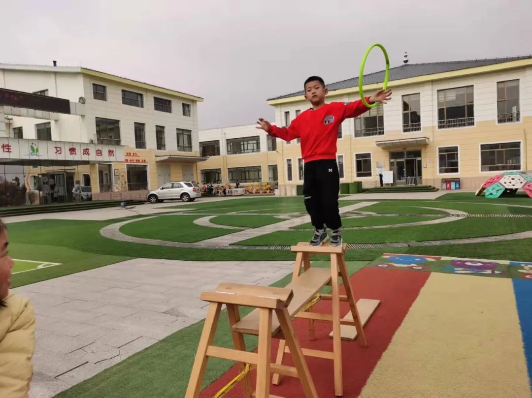 有个球在滚的闯关游戏_关于滚球的小游戏_滚球过关游戏